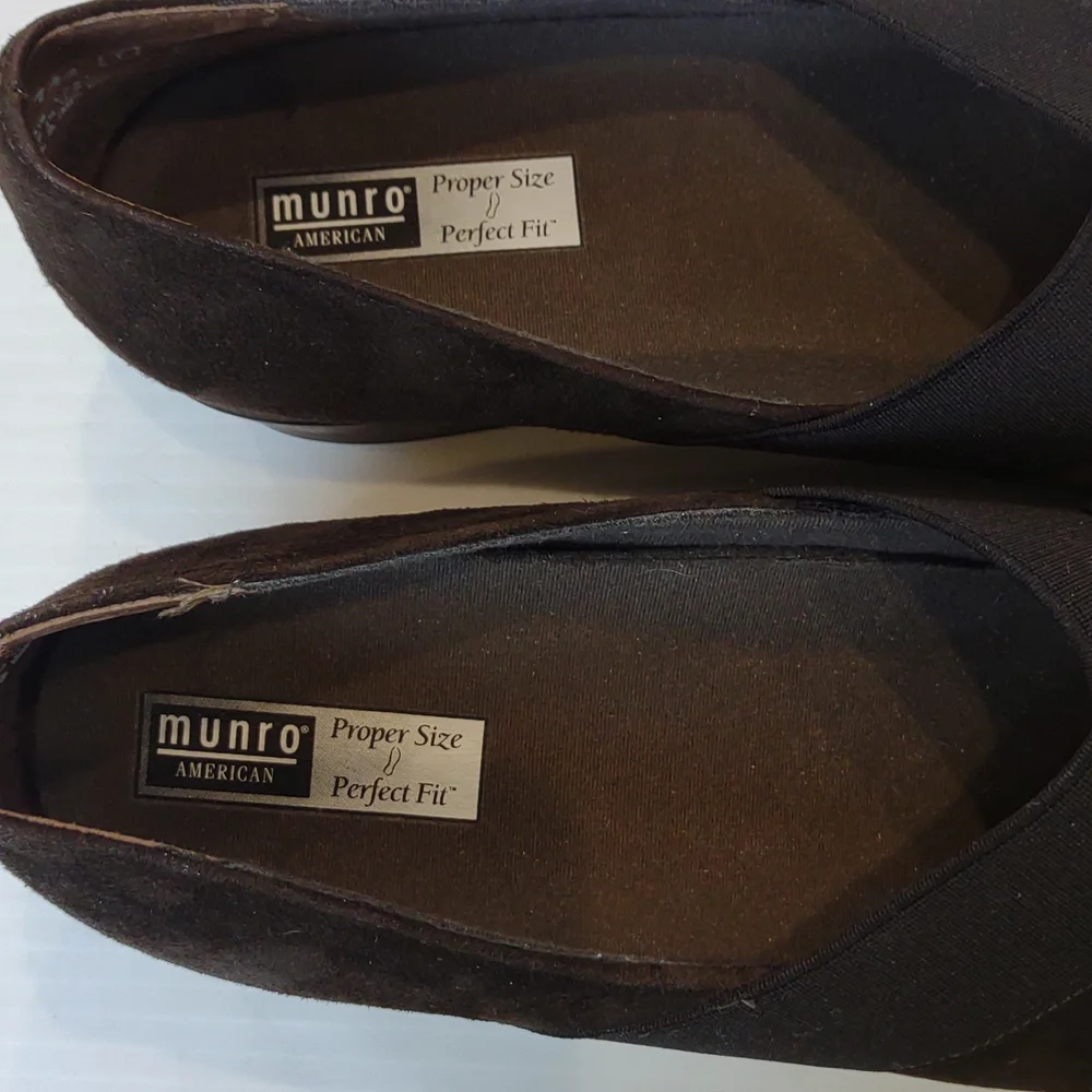 Munro American Zena Brwn Suede Slip-On Walking Wedge Black Elastic Crossing Gore